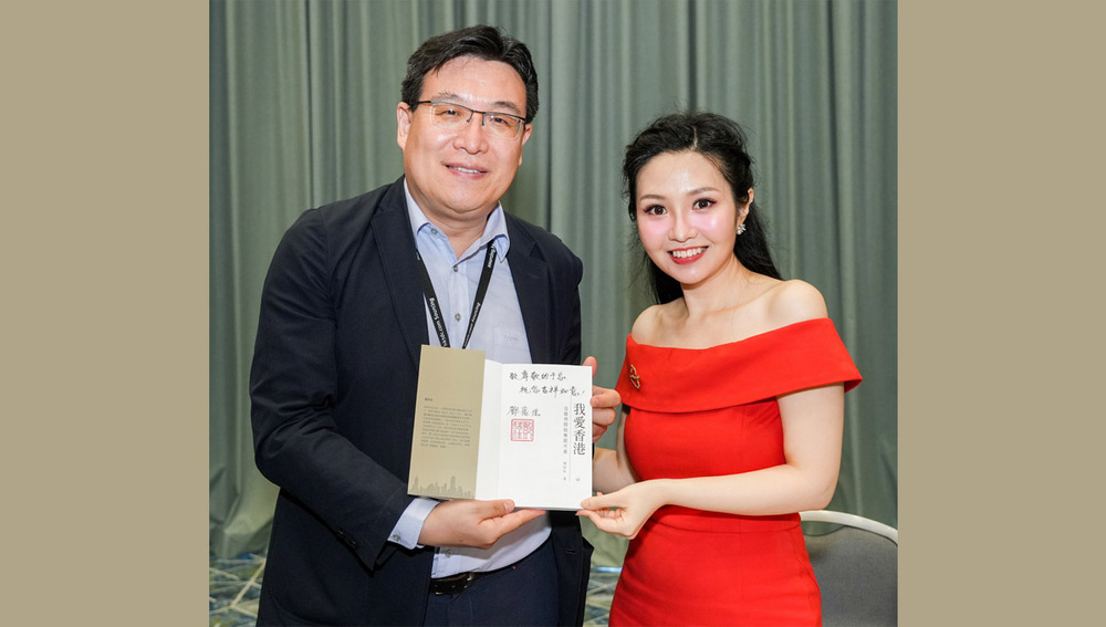 Yu Keling delivers a speech for "I Love Hong Kong".