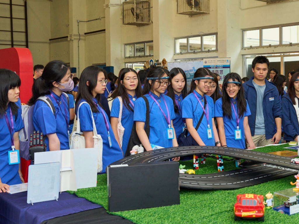 Students explore future-ready skills through interactive experiential learning and tech demonstrations (Photo taken at the IGNITE18 Central and Western District event) Students explore future-ready skills through interactive experiential learning and tech demonstrations (Photo taken at the IGNITE18 Central and Western District event)