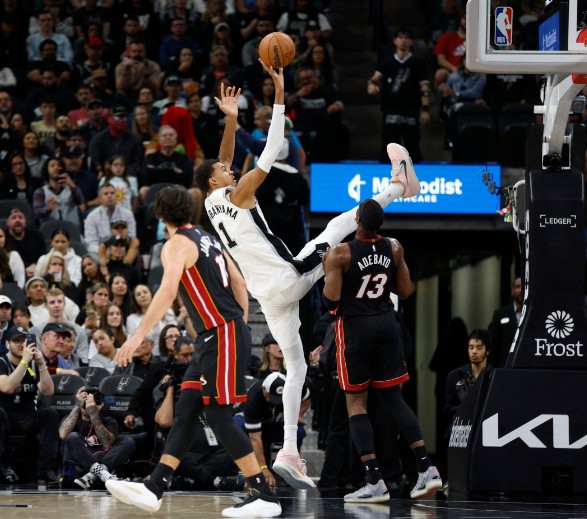 Victor Wembanyama goes for a shot against the Miami defense. AFP