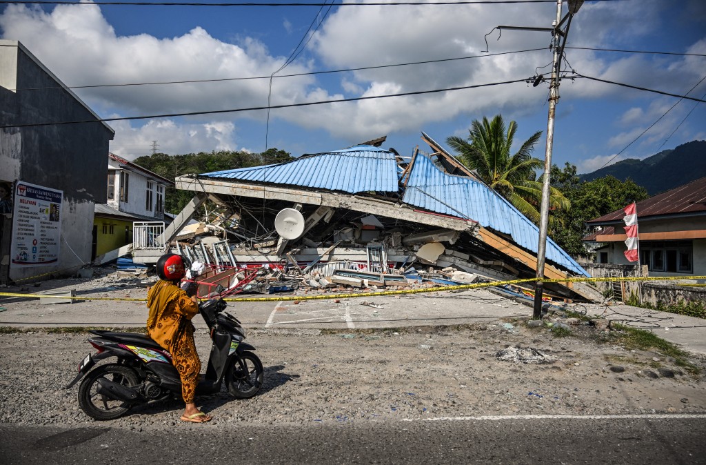 A motorbike stops next to a collapsed building following a 7.7-magnitude earthquake in Borong, East Manggarai, East Nusa Tenggara on August 16, 2026. (AFP)