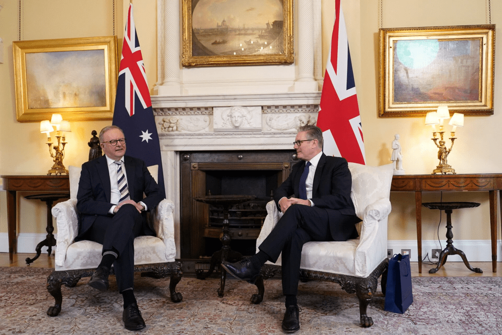  Britain's Prime Minister Keir Starmer listens to his Australian counterpart Anthony Albanese, inside 10 Downing Street in London, Britain, September 26, 2025. Alberto Pezzali/Pool via REUTERS 