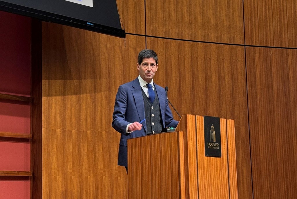 Former U.S. Federal Reserve Governor Kevin Warsh speaks during a monetary policy conference at Stanford University’s Hoover Institution in Palo Alto, California, U.S. May 9, 2025. REUTERS