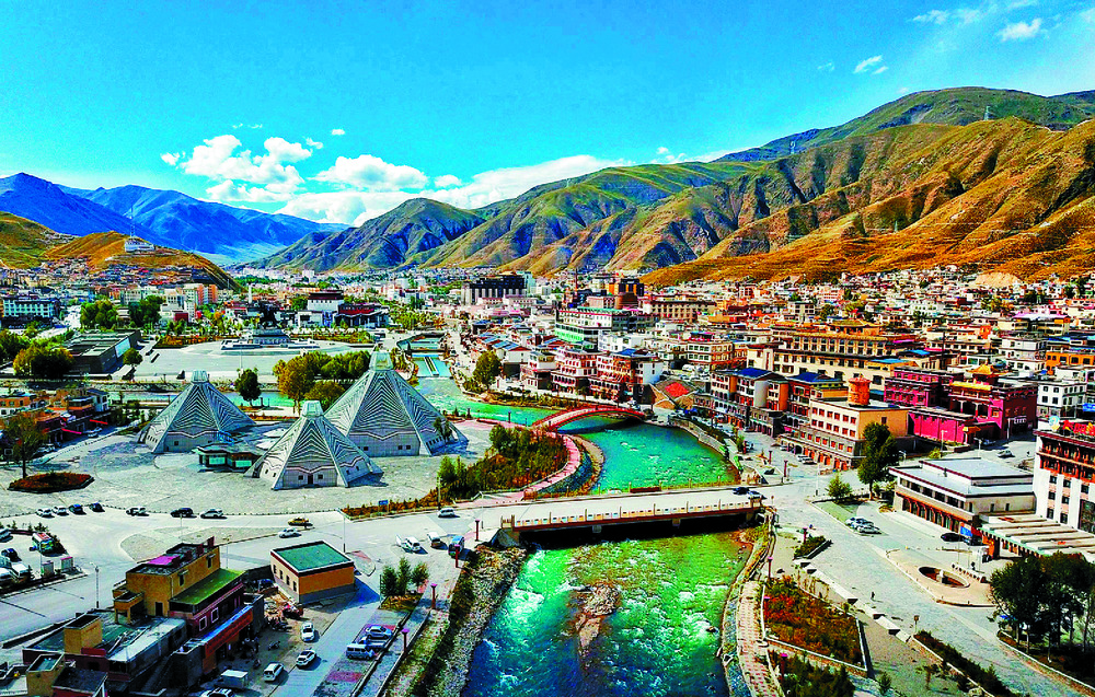 Scenes from Qinghai: Yushu city bursts with color as sheep and cattle surround cars in Guinan. XINHUA Scenes from Qinghai: Yushu city bursts with color as sheep and cattle surround cars in Guinan. XINHUA