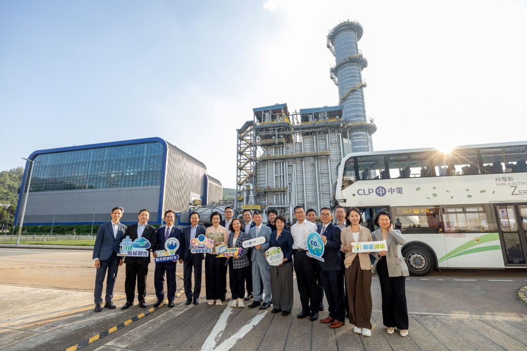 CLP Power Chief Corporate Development Officer Ms Quince Chong (front row, fifth from left) and Chief Operating Officer Mr Eric Cheung (front row, sixth from right) accompany Legislative Council Panel on Environmental Affairs Chairman Ms Judy Chan (front row, sixth from left) and other legislators on their visit to Black Point 3 Power Station, and pose for a group photo in front of CLP Power’s pure electric double-decker bus.
