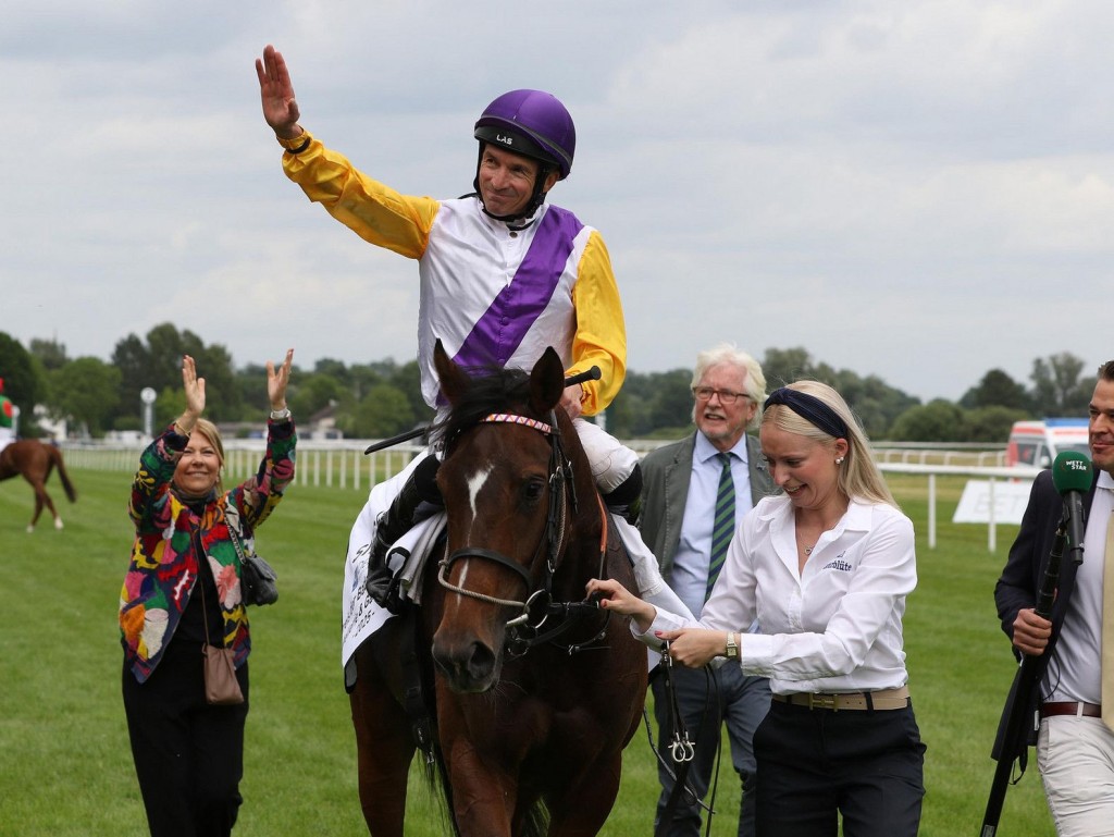 Andrasch Starke chose to ride Santagada ahead of Nicoreni at the German Oaks at Dusseldorf (Deutscher Galopp) 