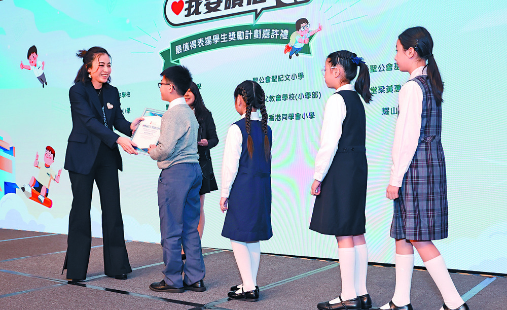Kimbee Lau hands out awards to students. SING TAO