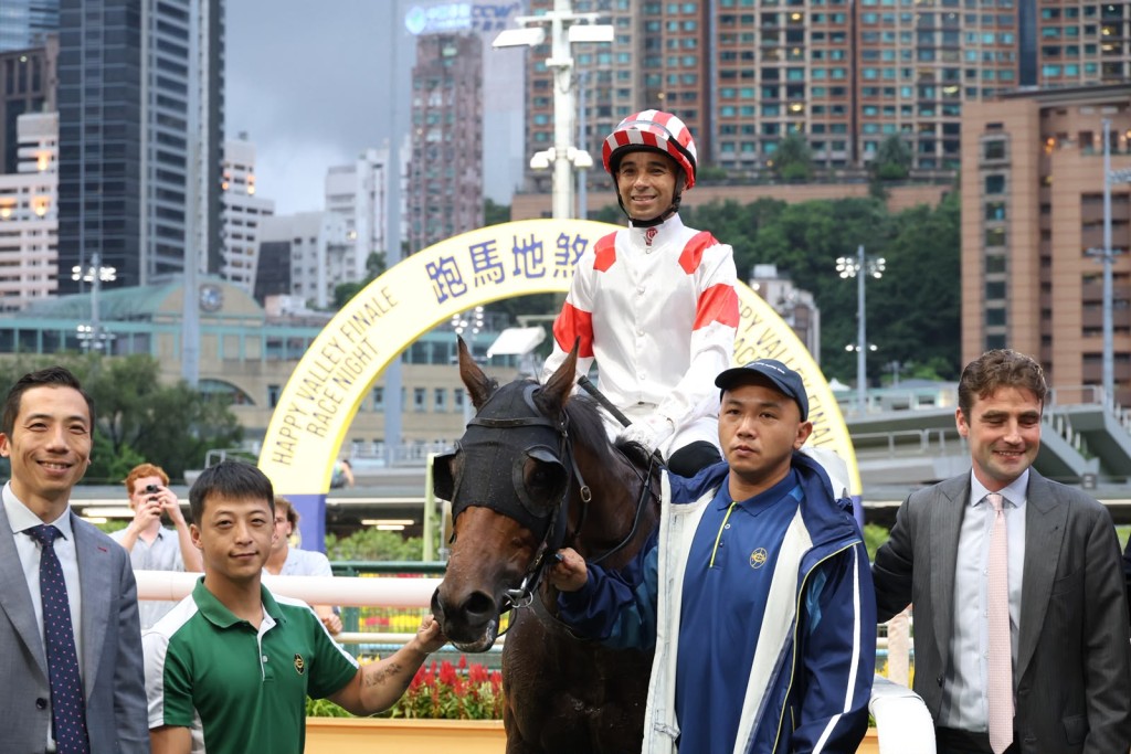 Joao Moreira takes the opening race for trainer David Eustace aboard Fashion Legend. Sing Tao 