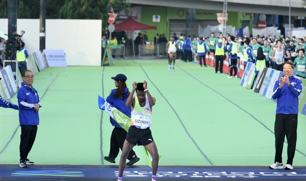 Bizuneh Melaku Belachew from Ethiopia claims the men's full marathon title.