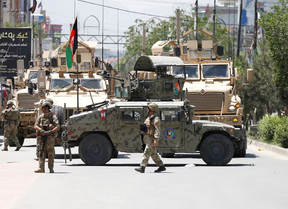  Afghan security forces stand guard outside a hospital which came under attack in Kabul, Afghanistan May 12, 2020. REUTERS/Mohammad Ismail