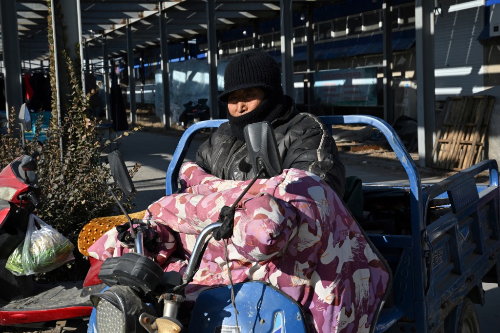 Photo by ADEK BERRY / AFP  A motorist rides through a neighbourhood affected by the heating subsidy policy in Baoding city, northern China's Hebei province on January 7, 2026.