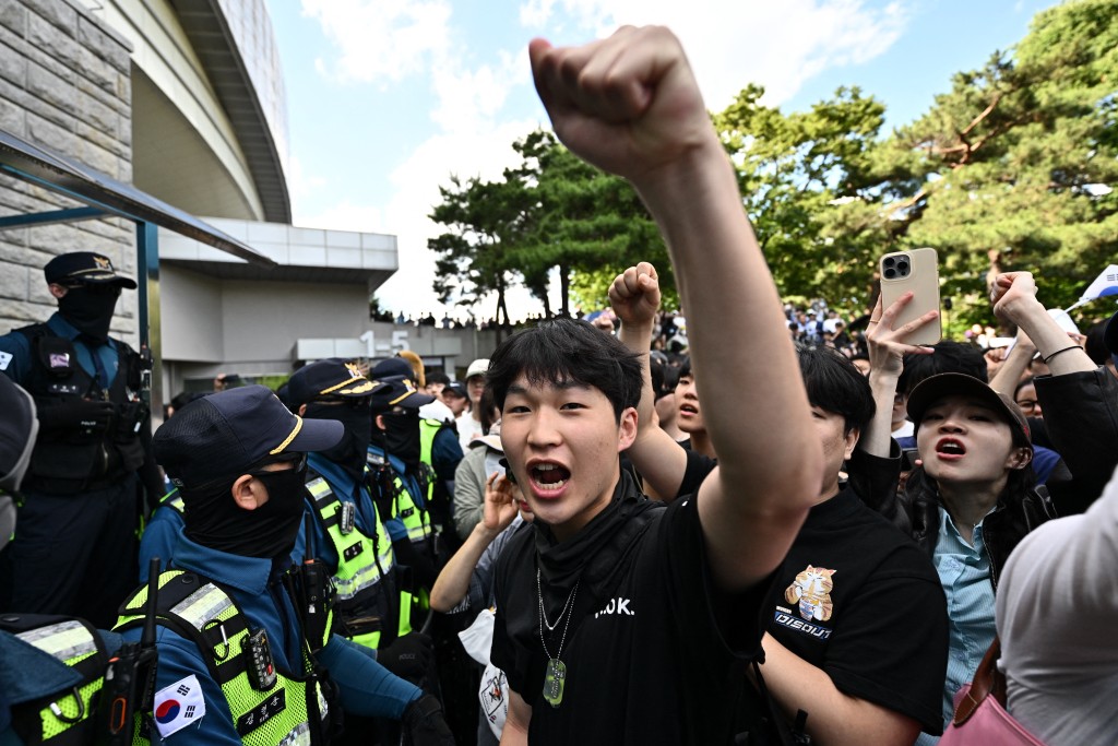 Photo by PEDRO PARDO / AFP  Protesters call for the suspension of ballot counting due to a shortage of ballot papers outside a counting station in Seoul on June 5, 2026.