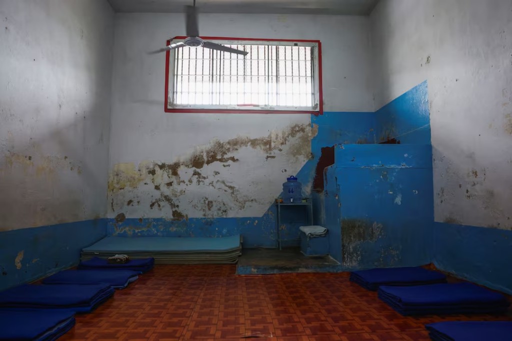  A view shows a cell with a toilet, where inmates sleep, inside Klong Prem central prison, in Bangkok, Thailand, August 1, 2024. REUTERS/Chalinee Thirasupa/File Photo 