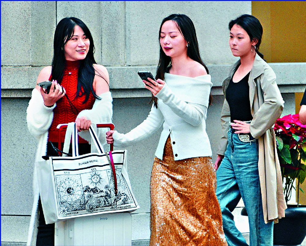 Hong Kong offers more discounts, according to some shoppers from Shenzhen. SING TAO Hong Kong offers more discounts, according to some shoppers from Shenzhen. SING TAO