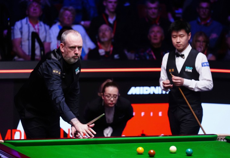 Zhao Xintong leads Wales' Mark Williams in the final at the Crucible. AP