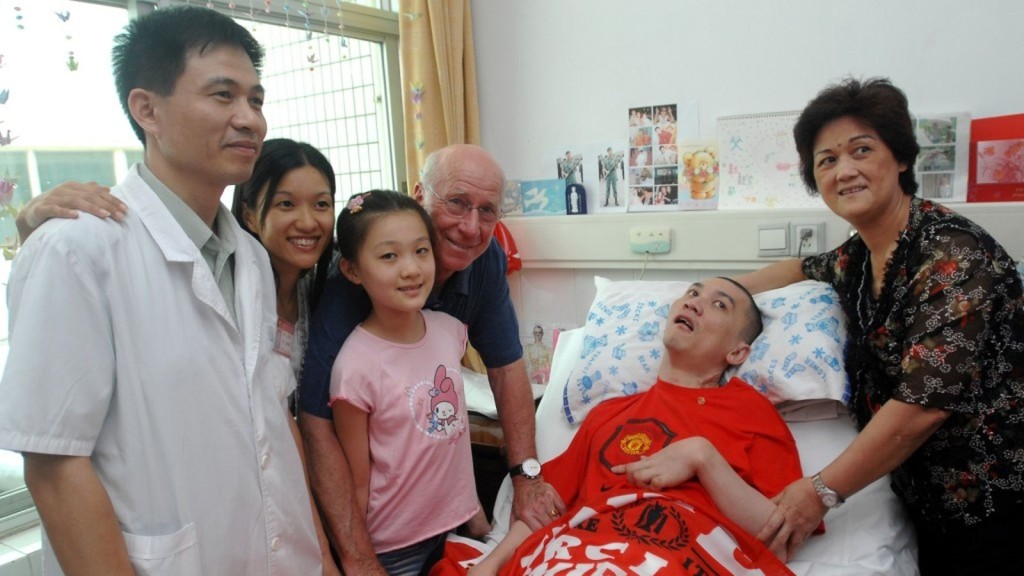 Manchester United legend Bobby Charlton visited Chu Chun-kwok in Guangzhou. File Photo