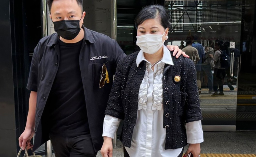 Choi's mother Cheung Yin-fa (right)