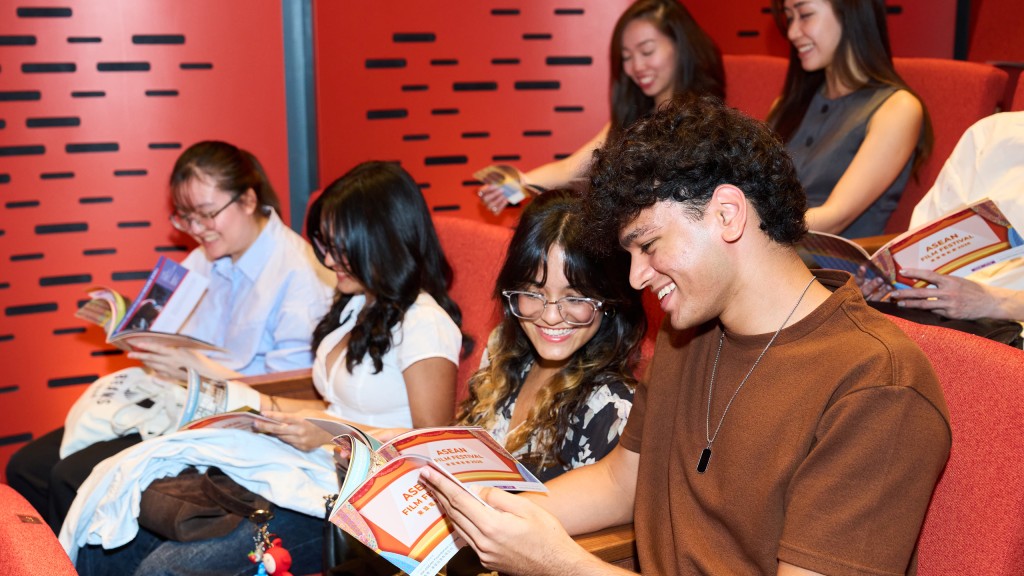 Throughout the Festival, film enthusiasts can enjoy film screenings and sharing sessions with filmmakers. Throughout the Festival, film enthusiasts can enjoy film screenings and sharing sessions with filmmakers.