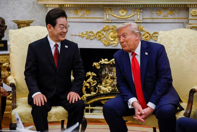 U.S. President Donald Trump meets with South Korean President Lee Jae Myung at the Oval Office, at the White House, in Washington, D.C., U.S., August 25, 2025. REUTERS/Brian Snyder 