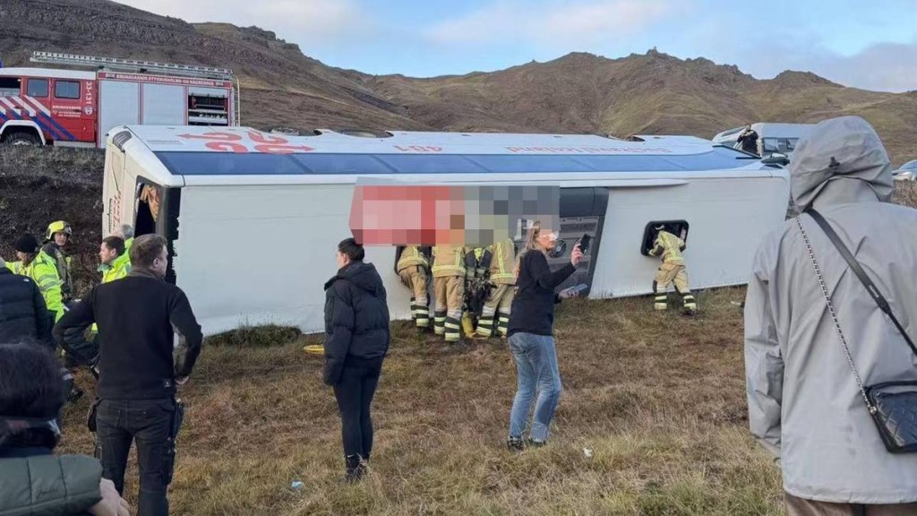 A tour bus overturned while traveling in Iceland, with multiple Chinese passengers on board.  Jimu News screenshot