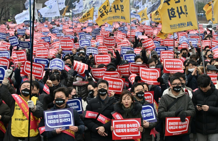 Thousands of S Korean doctors rally as healthcare standoff escalates