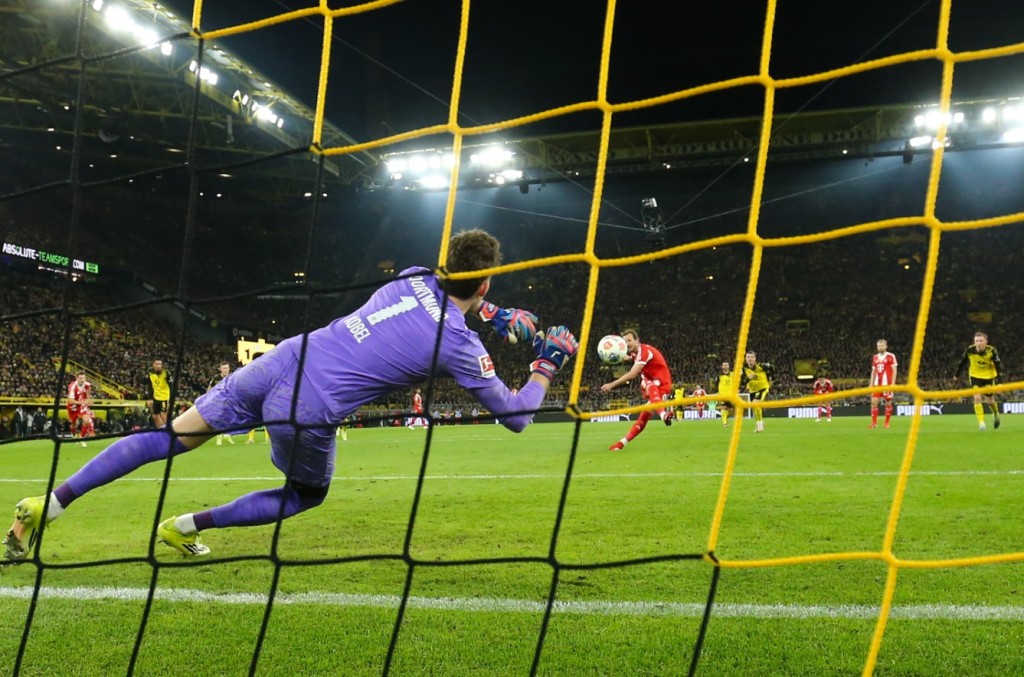 Harry Kane slots home a penalty to take his tally for the season to 30 goals. XINHUA
