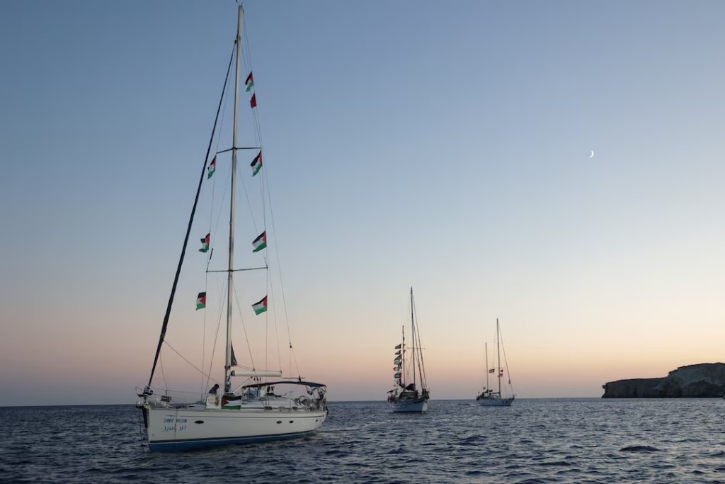  Sailing boats, part of the Global Sumud Flotilla aiming to reach Gaza and break Israel's naval blockade, sail off Koufonisi islet, Greece, September 26, 2025. REUTERS/Stefanos Rapanis 