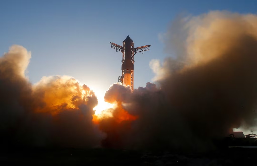  A SpaceX Super Heavy booster carrying the Starship spacecraft lifts off on its 11th test flight at the company's launch pad in Starbase, Texas, U.S., October 13, 2025. REUTERS/Steve Nesius/File Photo
