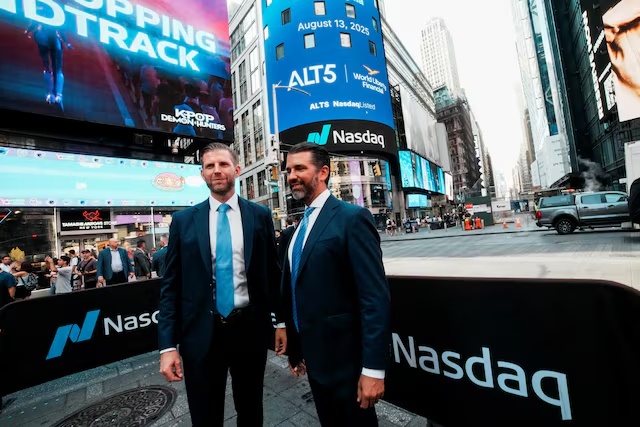 Donald Trump Jr. and Eric Trump pose for pictures outside the Nasdaq building after ringing the opening bell to celebrate the closing of ALT5’s $1.5 billion offering and adoption of its $WLFI Treasury Strategy at the Nasdaq Market, in New York City, U.S., August 13, 2025. REUTERS/Eduardo Munoz/File Photo
