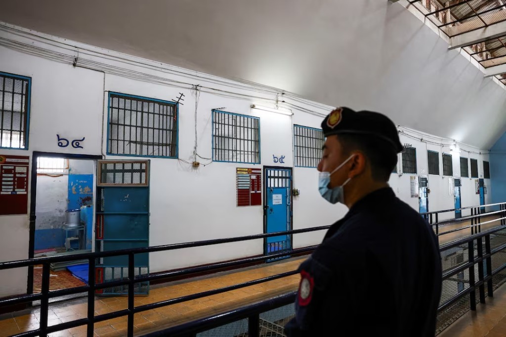  A prison guard stands inside Klong Prem Central Prison where inmates sleep, in Bangkok, Thailand, August 1, 2024. REUTERS/Chalinee Thirasupa/File Photo