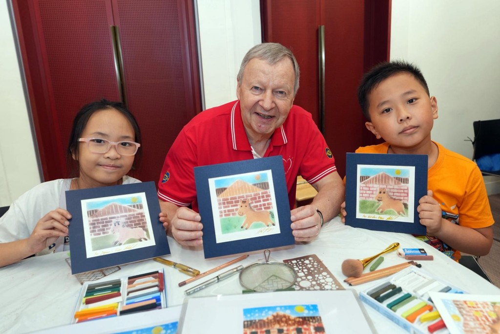 Winfried Engelbrecht-Bresges, Chief Executive Officer of The Hong Kong Jockey Club (Middle) and volunteers guide underprivileged families in creating soft pastel artworks. Winfried Engelbrecht-Bresges, Chief Executive Officer of The Hong Kong Jockey Club (Middle) and volunteers guide underprivileged families in creating soft pastel artworks.