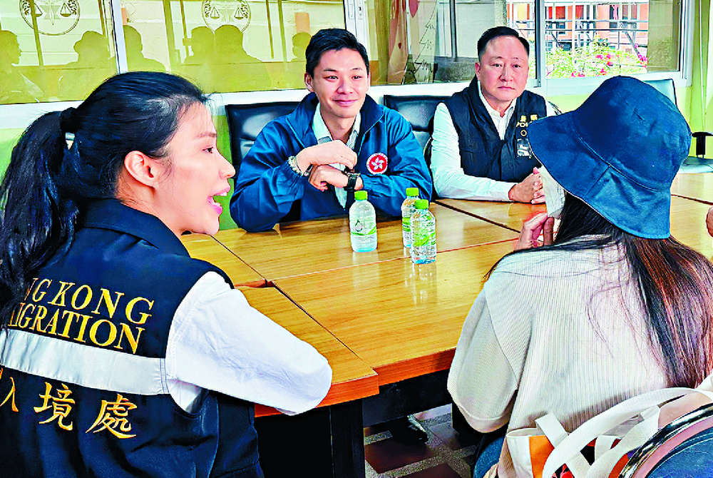 The rescued victim talks to members of the task force. Above: Paetongtarn Shinawatra. The rescued victim talks to members of the task force. Above: Paetongtarn Shinawatra.