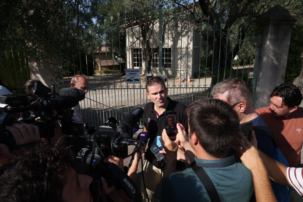 Jean-Luc Bragato (C), departmental delegate of the Alliance Police Nationale union, makes a statement outside the Musee Renoir after four paintings, together valued at nine million euros, were stolen in an early-morning break-in, with one recovered nearby and two suspects still at large, in Cagnes-sur-Mer on September 8, 2026. (Photo by Valery HACHE / AFP)