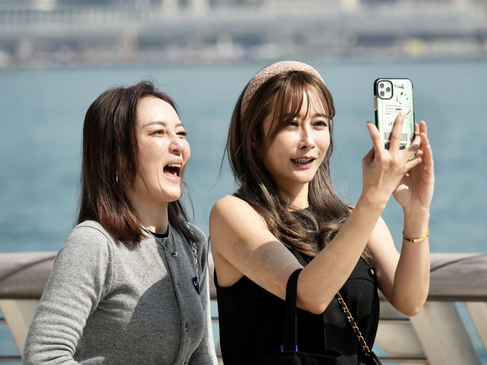 Happy faces at the harborfront and Disneyland and a sprinkling of maskless individuals in crowded places and on public transport. SING TAO