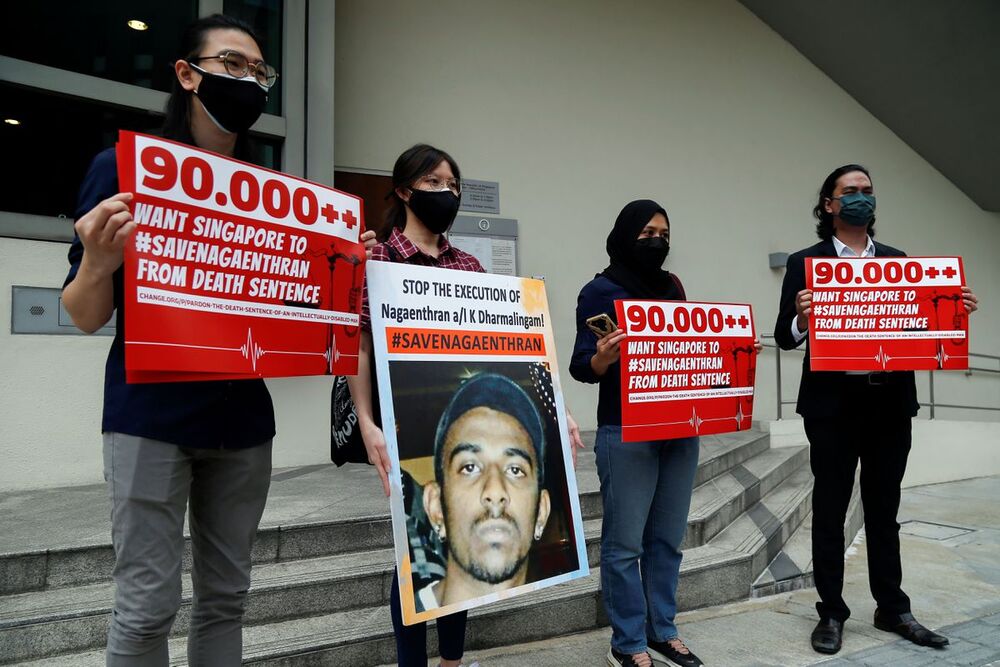 Activists hold placards and a poster against the imminent execution of Nagaenthran Dharmalingam, who was sentenced to death for drug trafficking in Singapore, outside the Singapore High Commission in Kuala Lumpur, Malaysia November 23, 2021. (REUTERS/Lai Seng Sin/File Photo) Activists hold placards and a poster against the imminent execution of Nagaenthran Dharmalingam, who was sentenced to death for drug trafficking in Singapore, outside the Singapore High Commission in Kuala Lumpur, Malaysia November 23, 2021. (REUTERS/Lai Seng Sin/File Photo)