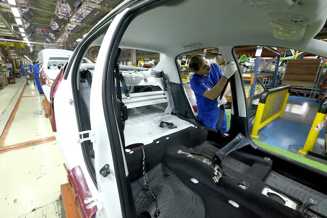 An Iranian technician works at a production line of carmaker Iran Khodro, west of Tehran February 6, 2016. REUTERS/Raheb Homavandi/TIMA/File Photo