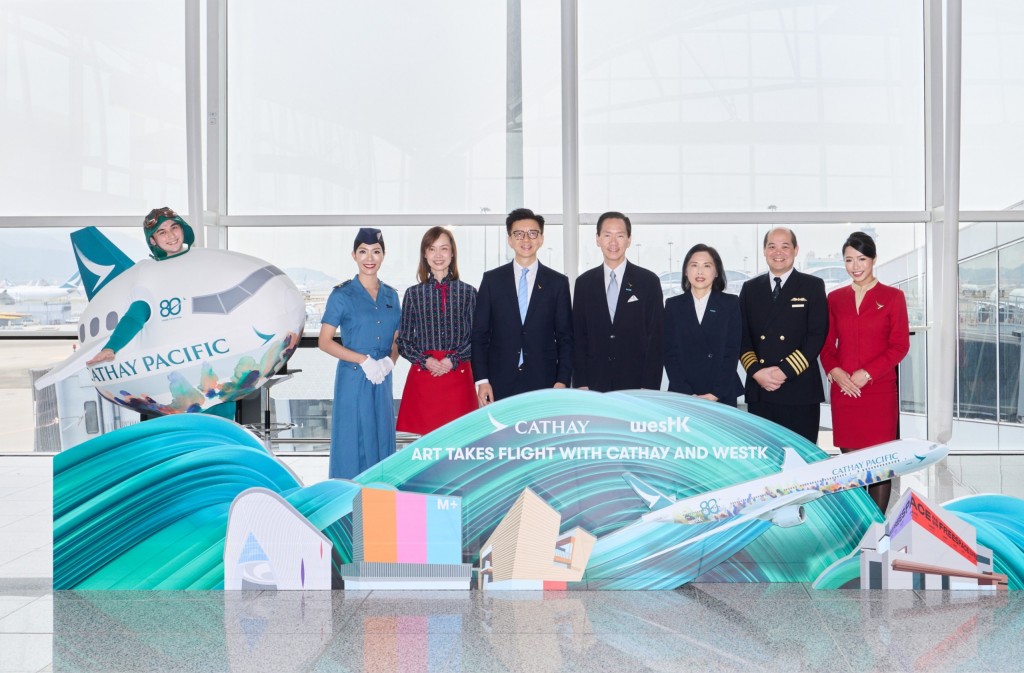 Officiating guests attended the “Spirit of Hong Kong” unveiling ceremony at the Hong Kong International Airport.
