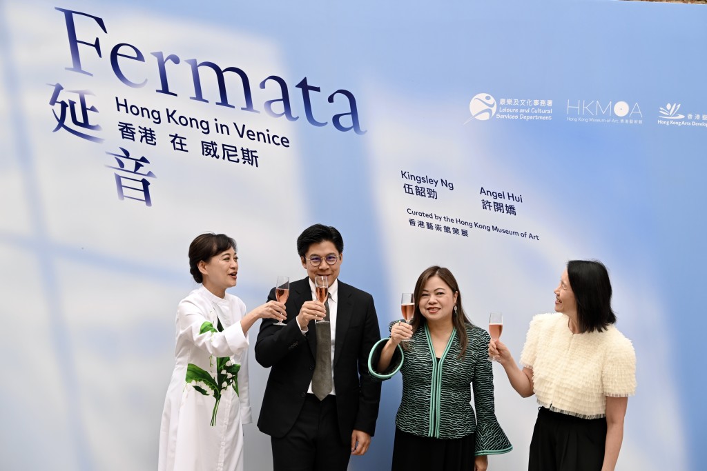 HKMoA Museum Director Maria Mok, Hong Kong Arts Development Council Chairman Kenneth Fok Kai-kong, Rosanna Law and Director of Leisure and Cultural Services Manda Chan Wing-man at the Hong Kong Exhibition opening ceremony.