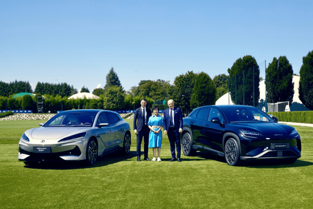 From left to right : Giorgio Ricci, Chief Revenue Officer of FC Internazionale Milano; Stella Li, Executive Vice President of BYD; Giuseppe Marotta, President and CEO of FC Internazionale Milano. BYD