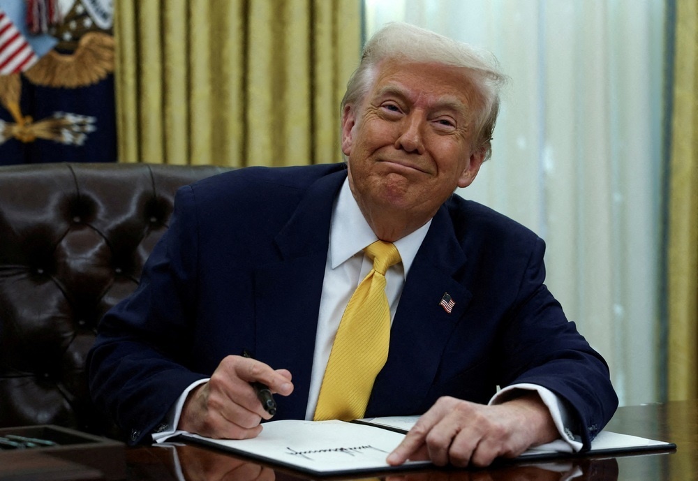 FILE PHOTO: FILE PHOTO: U.S. President Donald Trump signs an executive order in the Oval Office of the White House in Washington, DC, US, March 7, 2025. REUTERS/Evelyn Hockstein/File Photo/File Photo FILE PHOTO: FILE PHOTO: U.S. President Donald Trump signs an executive order in the Oval Office of the White House in Washington, DC, US, March 7, 2025. REUTERS/Evelyn Hockstein/File Photo/File Photo