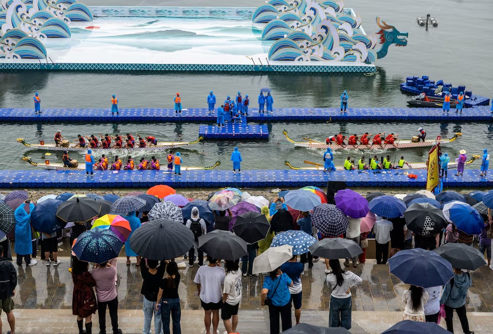  Spectators watch as participants take part in a dragon boat tug-of-war competition in the waters of Xujiachong harbour to mark the Dragon Boat festival, in Yichang, Hubei province, China May 31, 2025. China Daily via REUTERS