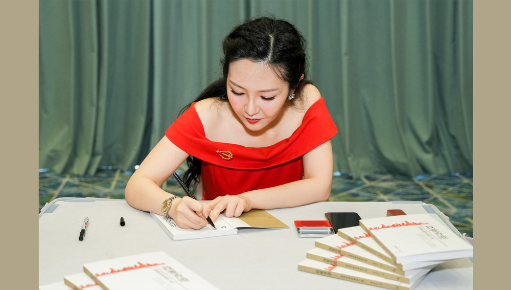 Victoria signs autographs for the guests and readers, expressing gratitude for their support.