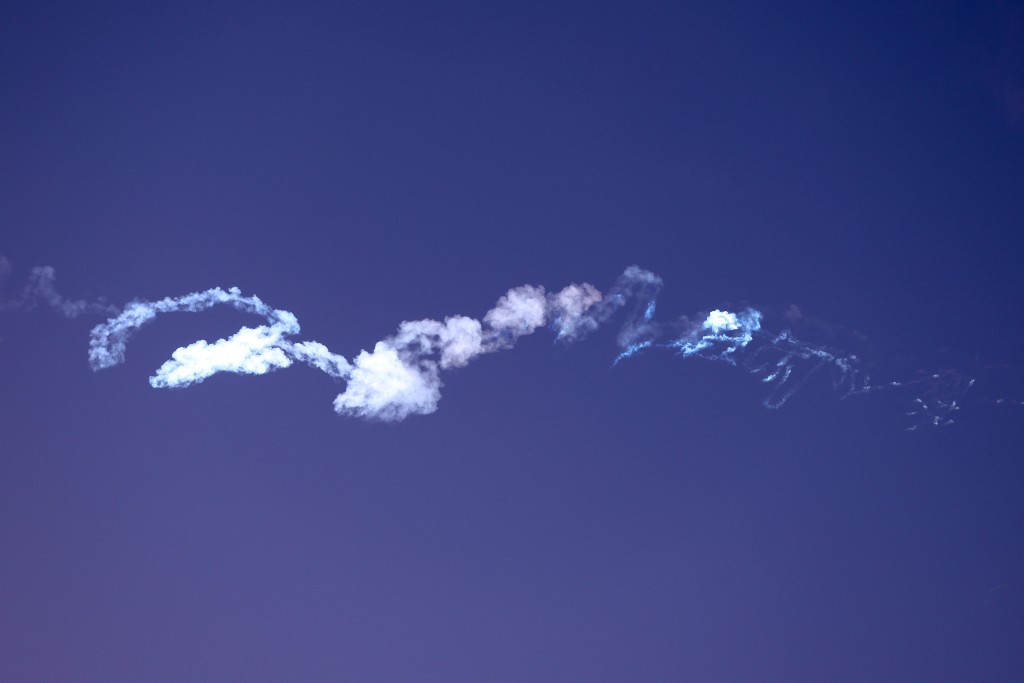 Photo by JACK GUEZ / AFP  Rocket trails are seen in the sky above the Israeli coastal city of Netanya amid a fresh barrage of Iranian missile attacks on March 28, 2026.