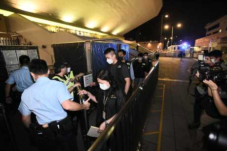 Police rushing into the concert venue. (Sing Tao/File) 