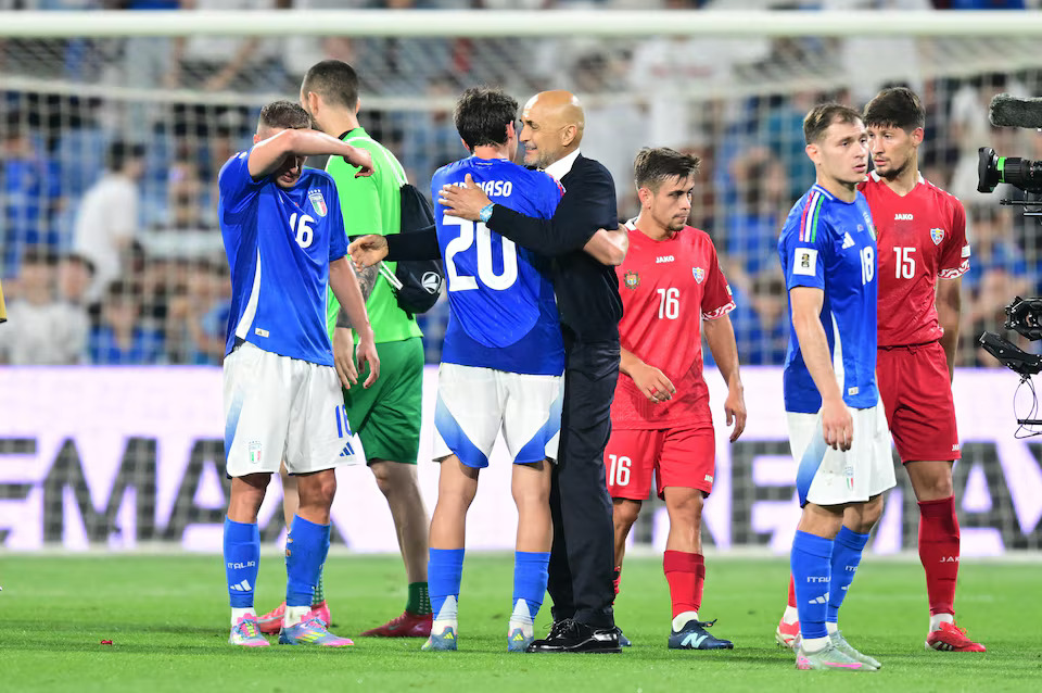 Soccer Football - World Cup - European Qualifiers - Group I - Italy v Moldova - Mapei Stadium, Reggio Emilia, Italy - June 9, 2025 Italy coach Luciano Spalletti with Andrea Cambiaso after the match REUTERS/Daniele Mascolo