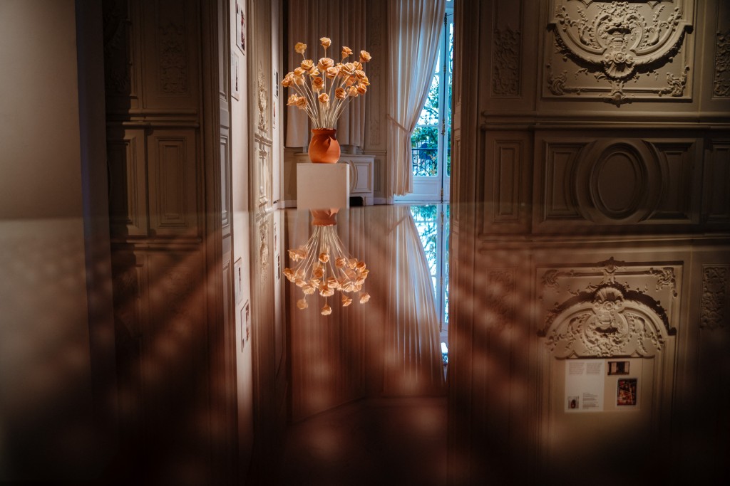Photo by DIMITAR DILKOFF / AFP   This photograph taken on November 28, 2025 in Paris shows a chocolate pastry made by France's pastry chef Maxime Frederic (top) reflecting into a chocolate pastry made by France's pastry chef Pierre Herme displayed three days ahead of an auction of 25 grands chefs pastries for the benefit of the BAB Charity association, which works for the well-being and development of children with leukaemia who are hospitalised at the Armand Trousseau Hospital in Paris.