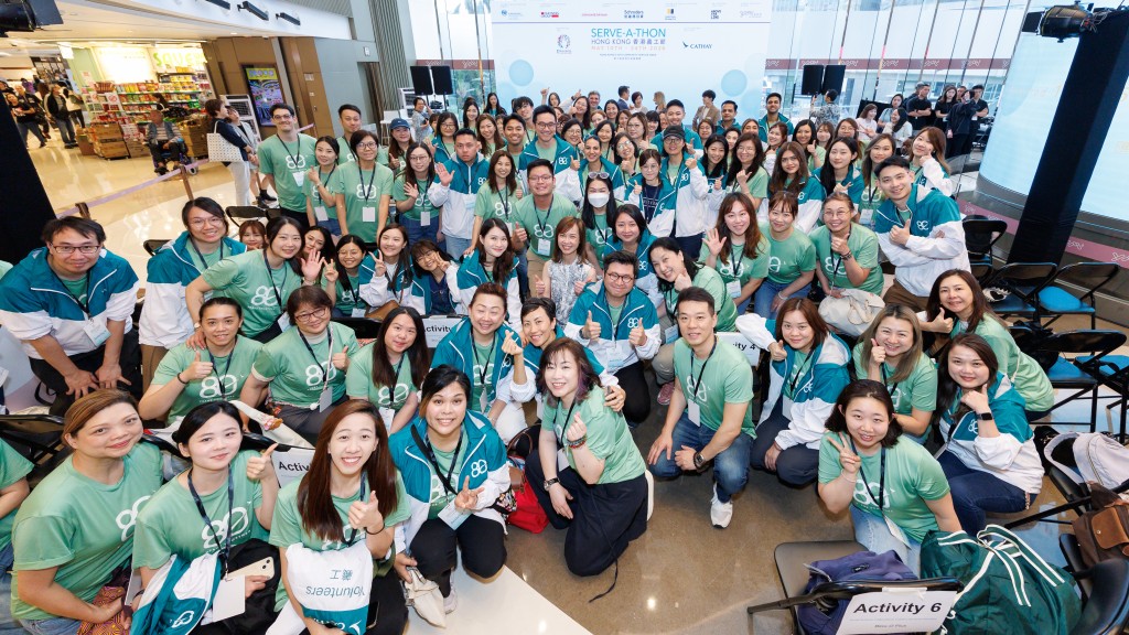 Lavinia Lau, Cathay Chief Customer and Commercial Officer, joins over 100 Cathay volunteers at this year’s Serve-a-thon.