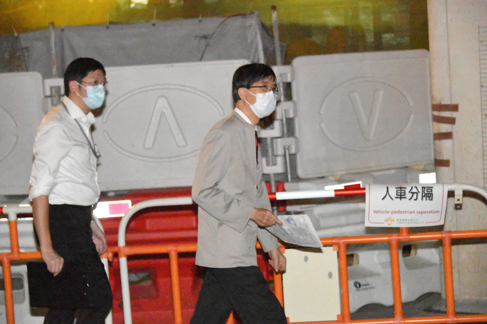 Yuen Kwok-yung makes an inspection while authorities cover the soil at Pak Tin Estate construction site with hydrated lime to kill the bacterium. SING TAO Yuen Kwok-yung makes an inspection while authorities cover the soil at Pak Tin Estate construction site with hydrated lime to kill the bacterium. SING TAO
