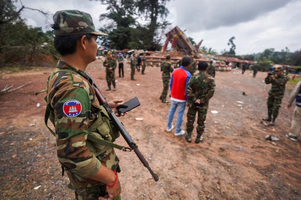 A military personnel takes position at the closed An Ses border checkpoint, also known as Chong Arn Ma in Thai, during an inspection by foreign military attaches from major powers and ASEAN member countries. August 4, Cambodia, July 30, 2025. REUTERS/Soveit Yarn