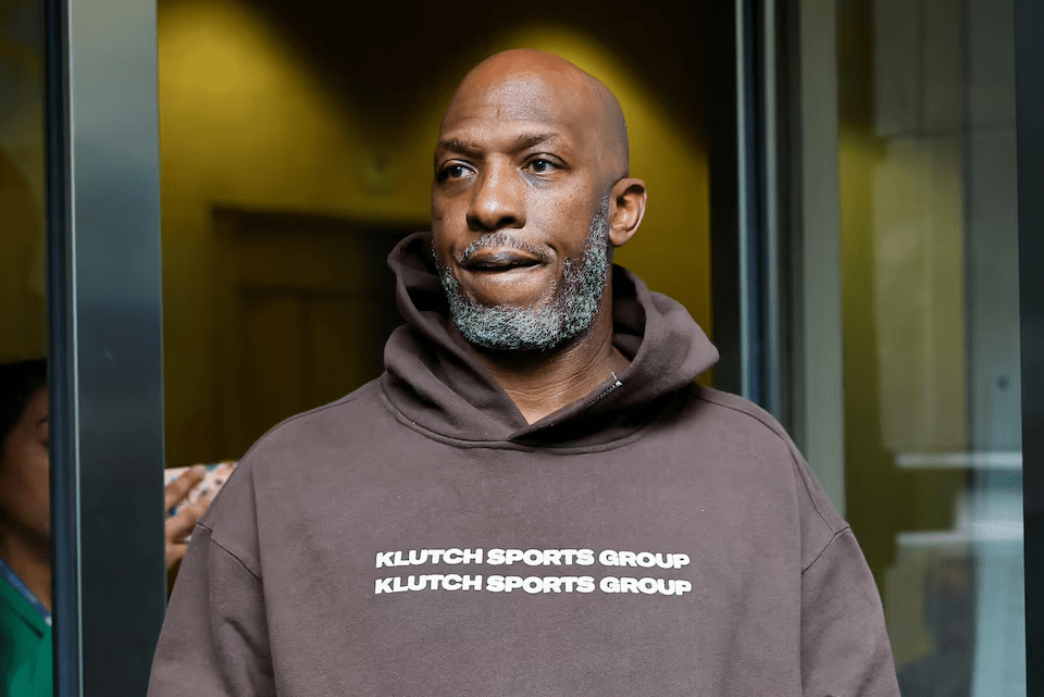 Portland Trail Blazers coach Chauncey Billups leaves the Mark O. Hatfield U.S. Courthouse after a hearing following his arrest on federal gambling charges in Portland, Oregon, U.S., October 23, 2025. REUTERS/John Rudoff