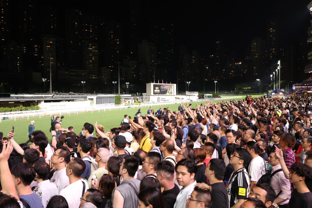 A full house at the Happy Valley as the racing season rolls down its curtains. (Sing Tao) 